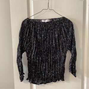 Uniqlo Ruffle-Hem Top. Size XS.  B4